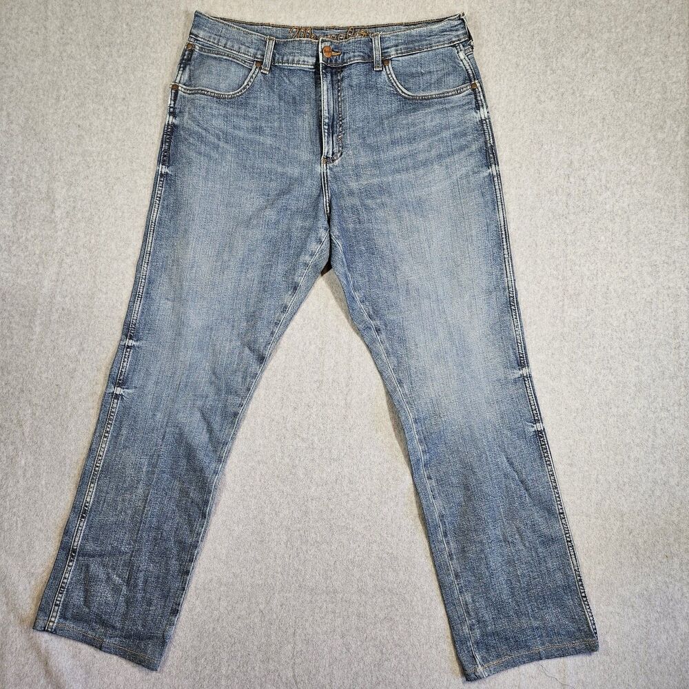 Wrangler Men's 38x32 Light Wash Straight Leg Stretch Denim Jeans